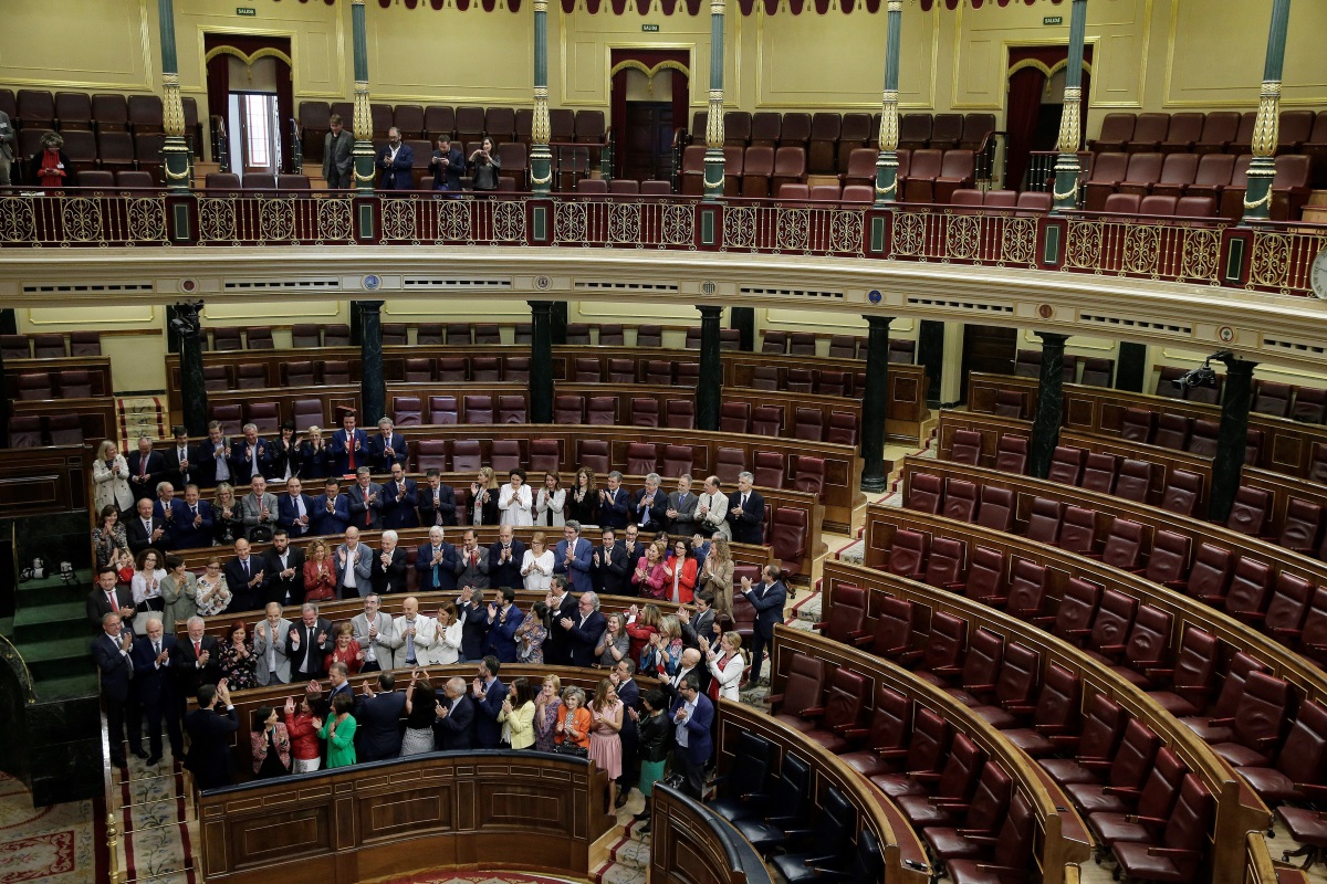 El secretario general del PSOE Pedro Sánchez, es aplaudido por su grupo parlamentario en el hemiciclo del Congreso