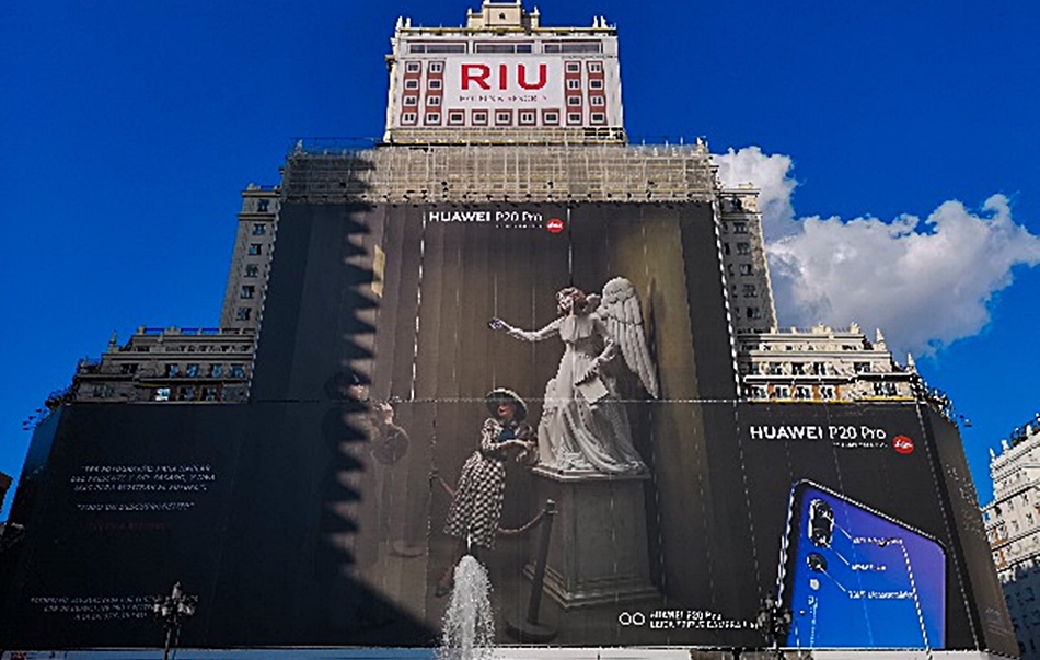 La fotografía de Recuenco ocupa toda la fachada del Edificio España de Madrid. 