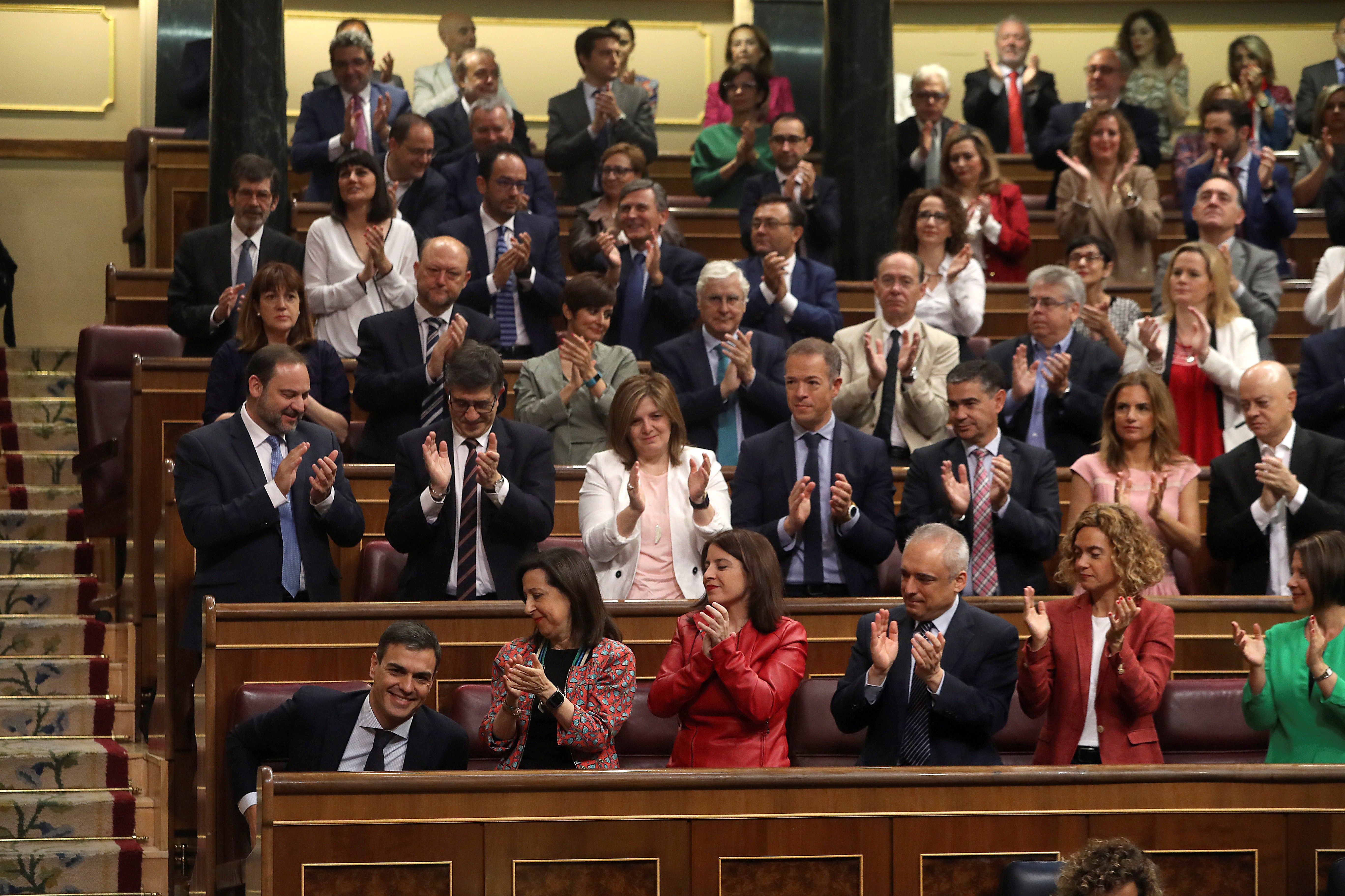 La bancada socialista aplaude la intervención del secretario general del PSOE, Pedro Sánchez.