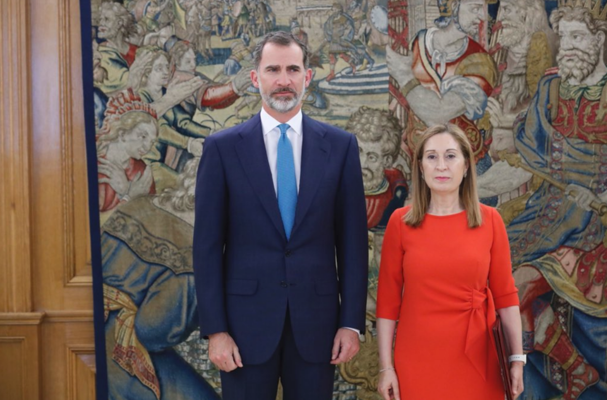 Momento en el que Ana Pastor le comunica al Rey el nombramiento de Pedro Sánchez como presidente Casa Real