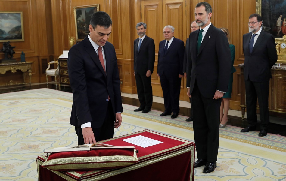 Pedro Sánchez prometiendo su cargo de presidente del Gobierno.