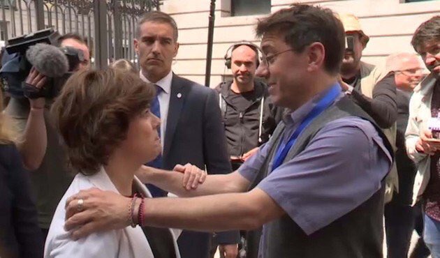 Captura del encontronazo entre Juan Carlos Monedero y Soraya Sáenz de Santamaría