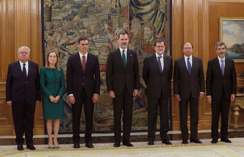 El  presidente del Gobierno, Pedro Sáhchez, posa junto al rey Felipe y el resto de asistentes al acto.  