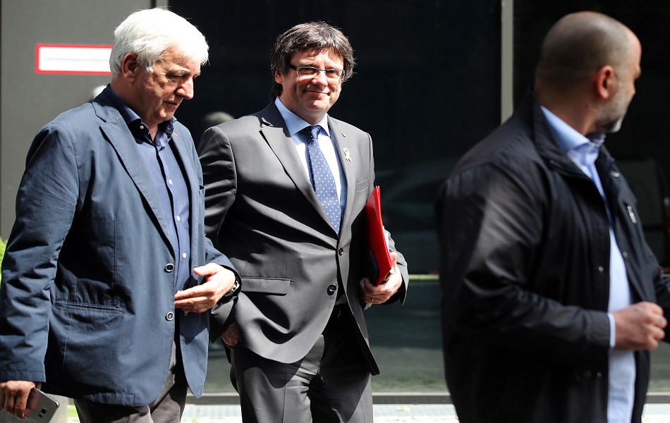 El expresidente de la Generalitat catalana Carles Puigdemont (c) y el empresario Josep María Matamala (i)