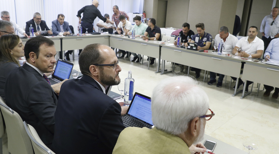 El coordinador general de la Cetm (Coordinadora de Estibadores Portuarios), Antolín Goya (d), frente al director gerente de la patronal Anesco, Pedro García (3i), durante la reunión que mantuvieron hoy en un hotel de Madrid El coordinador general de la Cetm (Coordinadora de Estibadores Portuarios), Antolín Goya (d), frente al director gerente de la patronal Anesco, Pedro García (3i), durante la reunión que mantuvieron hoy en un hotel de Madrid