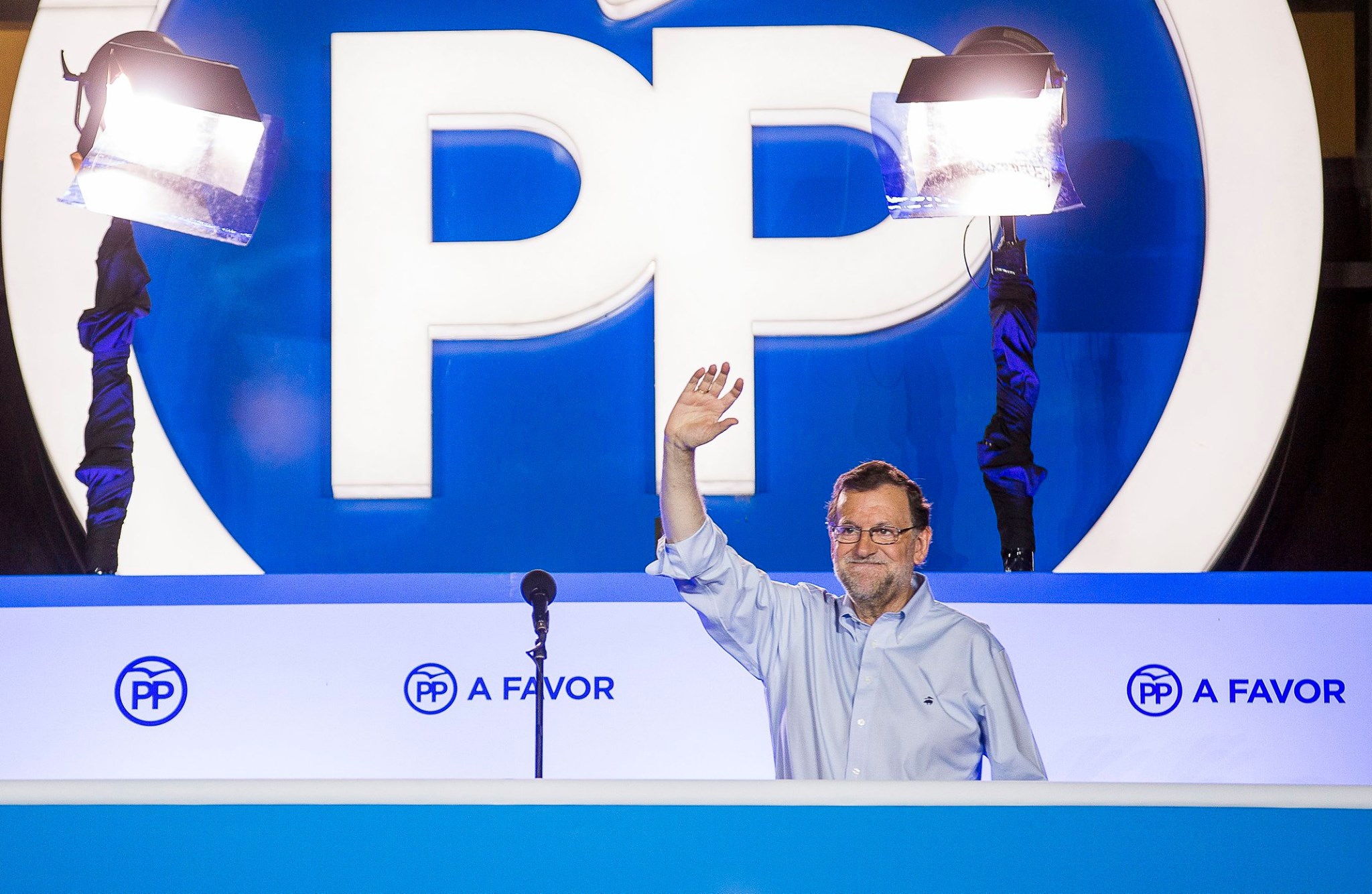 Mariano Rajoy celebra su triunfo electoral en el balcón de la sede de la calle Gënova.