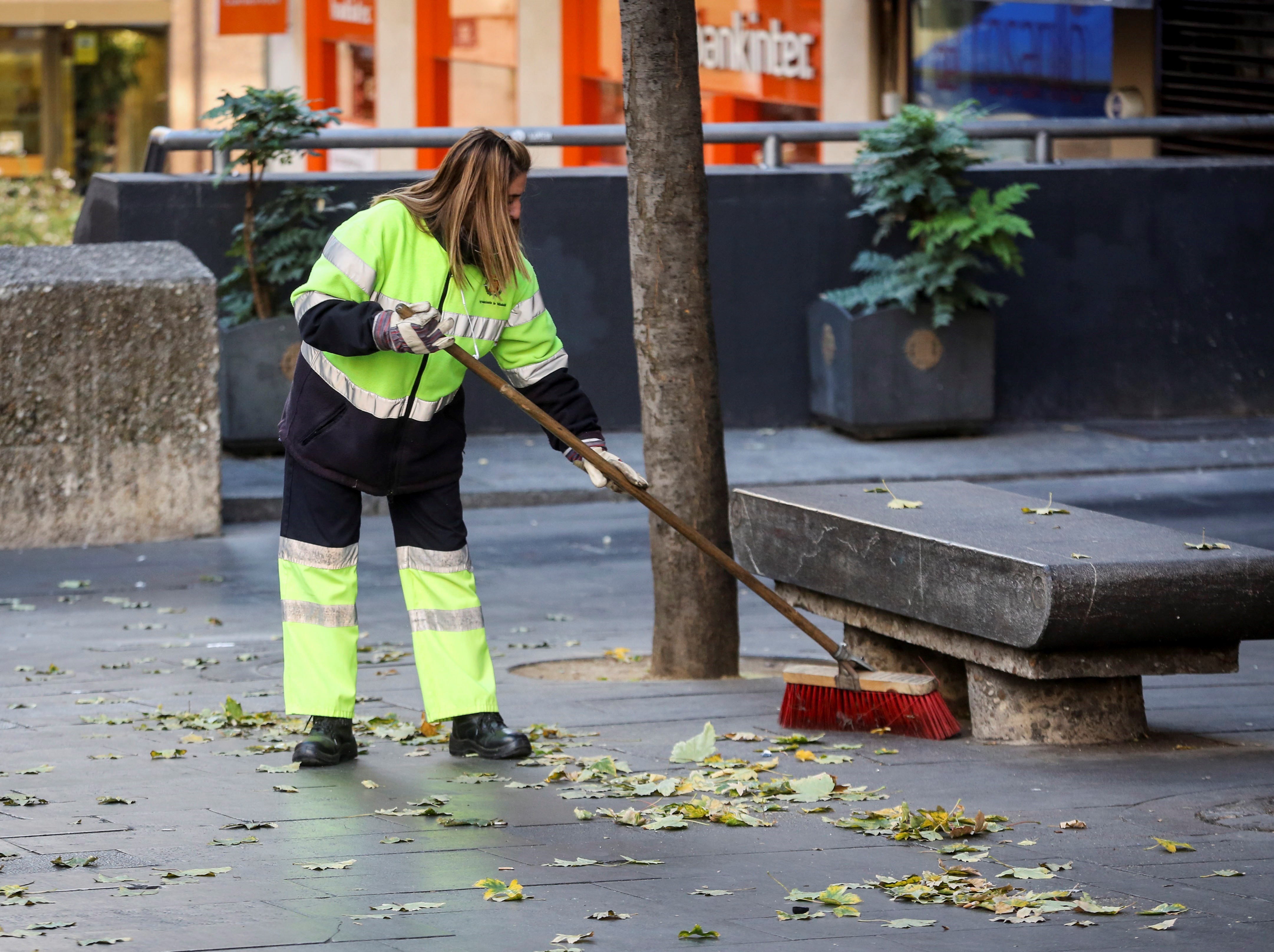 En la imagen, una trabajadora del servicio municipal de limpieza de Valladolid
