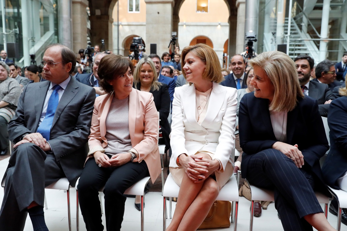 Soraya Sáenz de Santamaría y María Dolores de Cospedal durante la toma de posesión de Ángel Garrido como presidente de la Comunidad de Madrid.