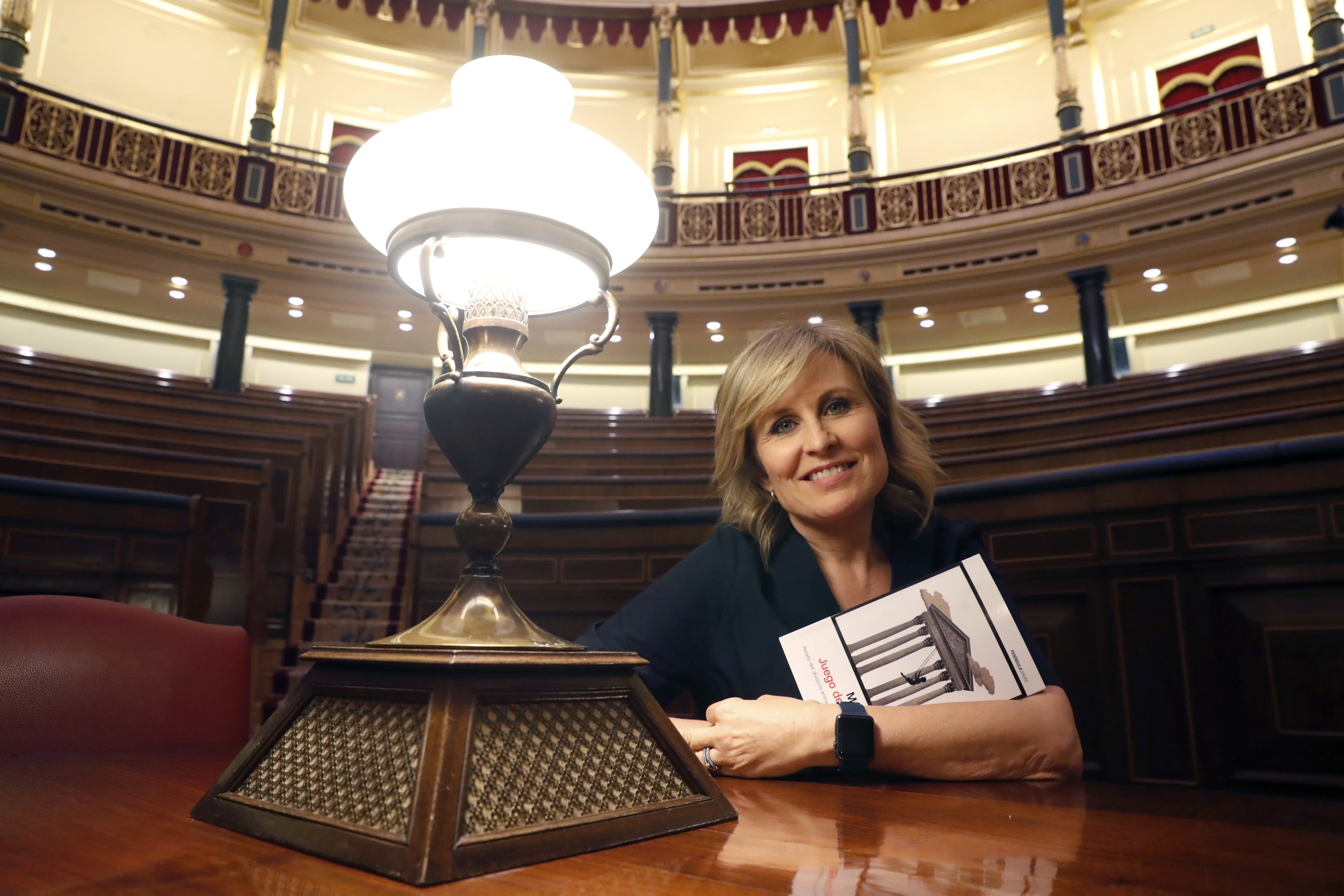 La periodista Maria Rey posa en el Congreso de los Diputados tras la presentación de su libro sobre la vida parlamentaria española