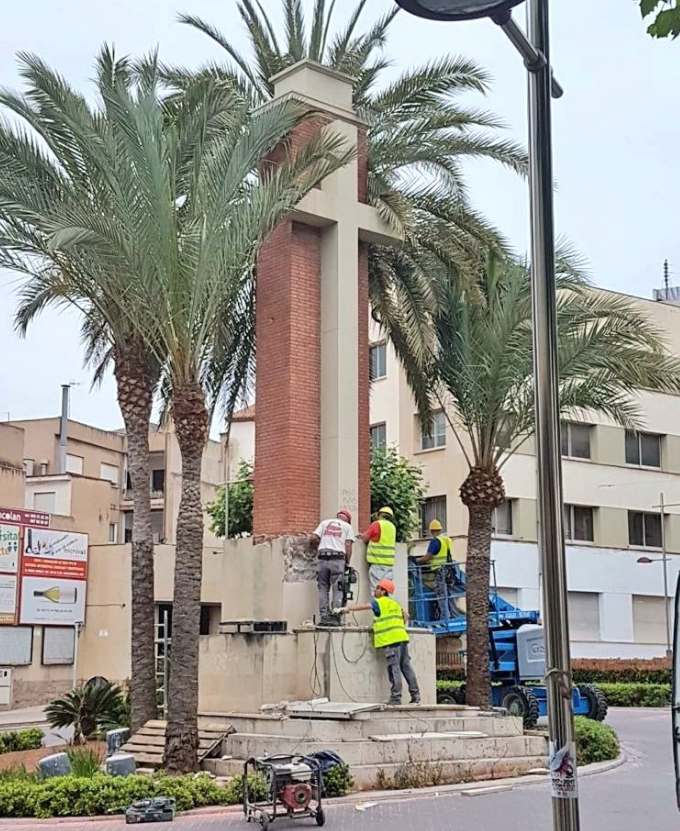 Retirada de una cruz franquista en una localidad de Castellón