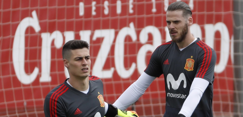 Los porteros David de Gea y Kepoa Arrizabalaga (i), durante el entrenamiento de la Selección Española en la Ciudad del Fútbol de las Rozas