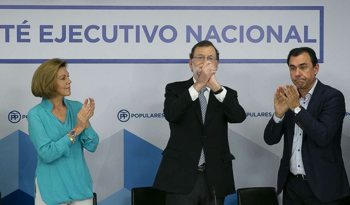 María Dolores de Cospedal y Fernando Martínez Maíllo aplauden a Mariano Rajoy en su despedida de la política. 