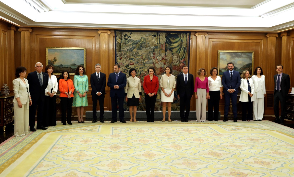 Los nuevos ministros designados por Pedro Sánchez esperan para prometer su cargo ante el Rey Felipe Felipe VI fuente EFE