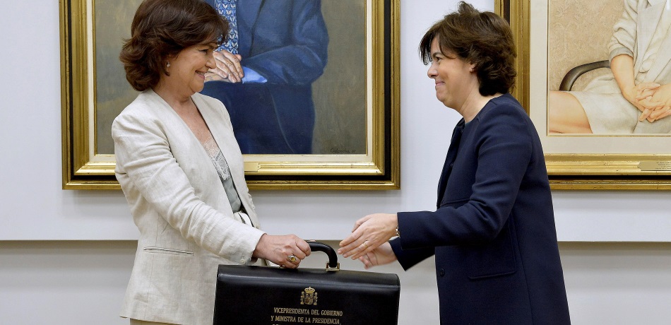 La vicepresidenta del gobierno y ministra de Presidencia e Igualdad Carmen Calvo, recibe la cartera de la exvicepresidenta Soraya Sáez de Santamaría (d)