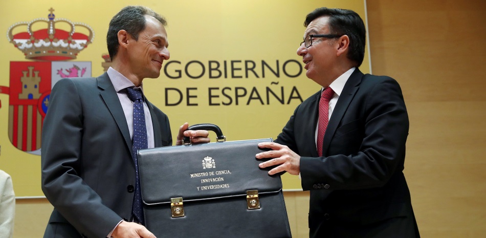 El ministro de Ciencia Pedro Duque, recibe la cartera de su antecesor en el cargo Román Escolano (d)