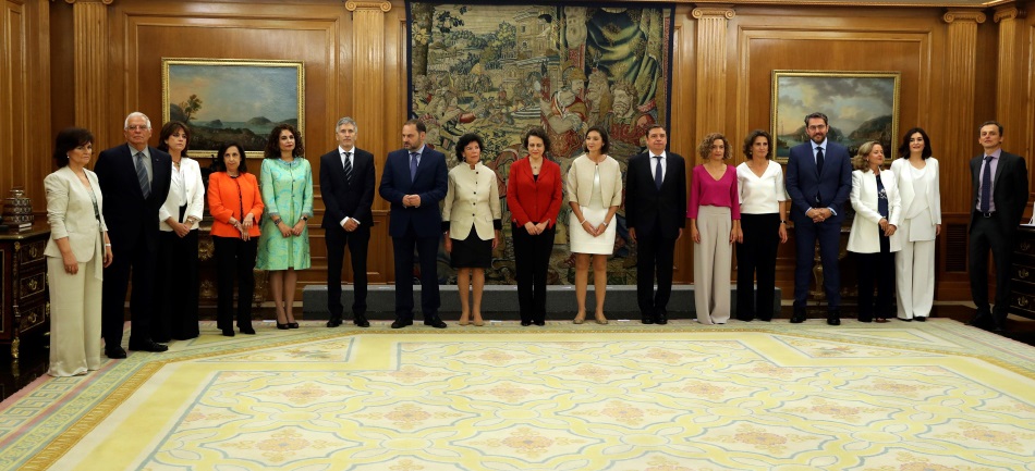 Los nuevos ministros designados por Pedro Sánchez esperan para prometer su cargo ante el Rey Felipe Felipe VI. 
