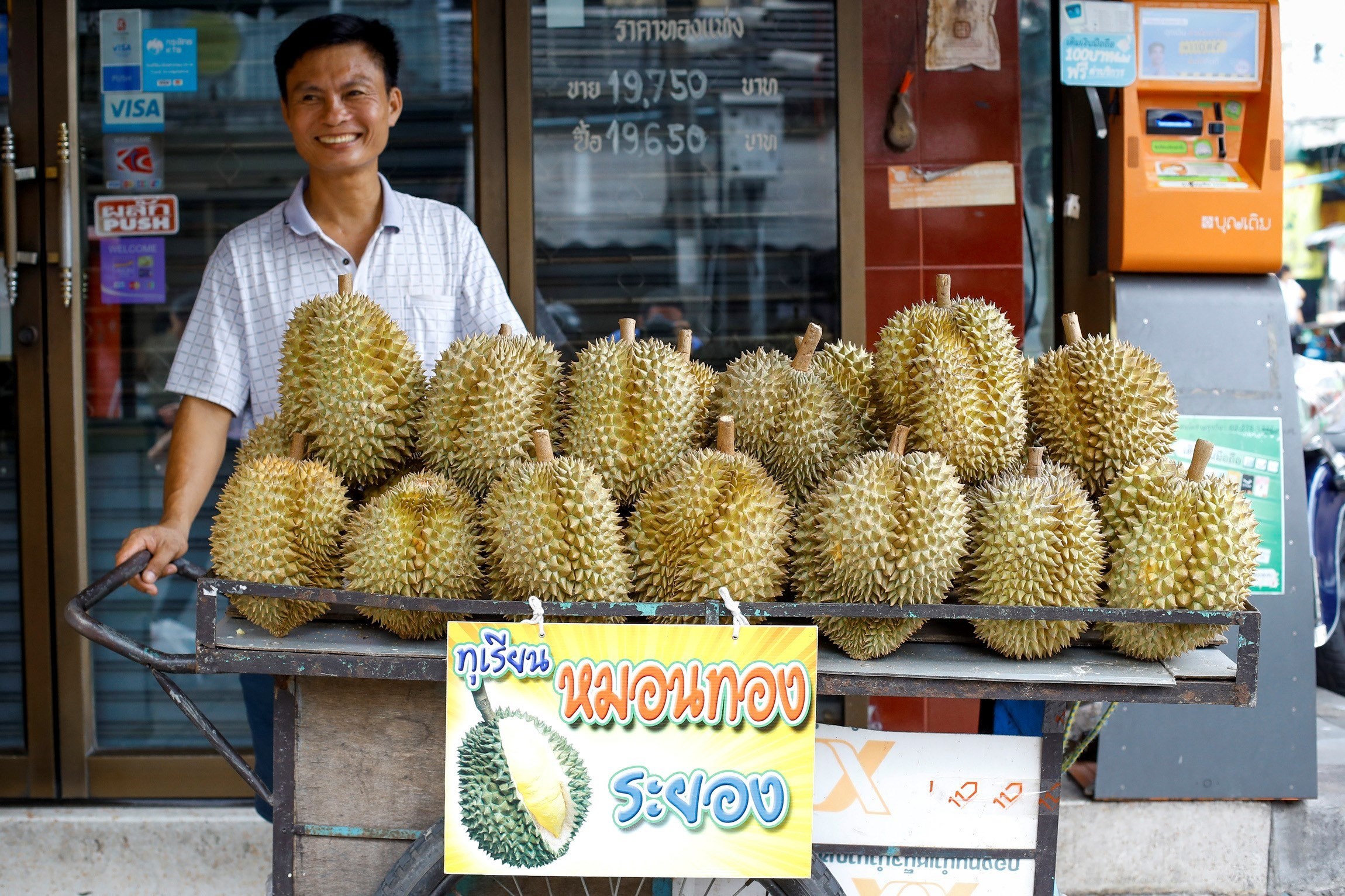 Cubierta de espinas y de un tamaño de una sandía, el durian es considerado el "rey de la fruta" en Tailandia
