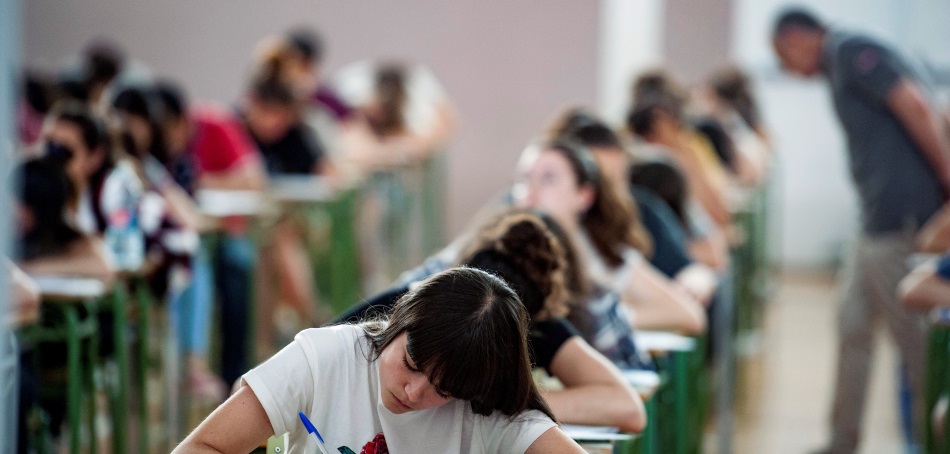 Alumnos haciendo el examen de Evaluación de Bachillerato para el Acceso a la Universidad