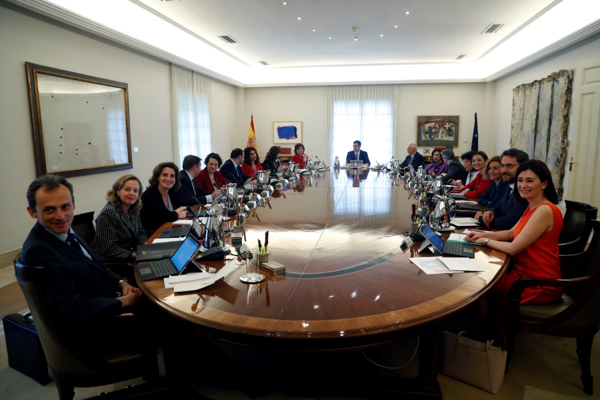 El jefe del Ejecutivo, Pedro Sánchez (fondo), preside el primer Consejo de Ministros