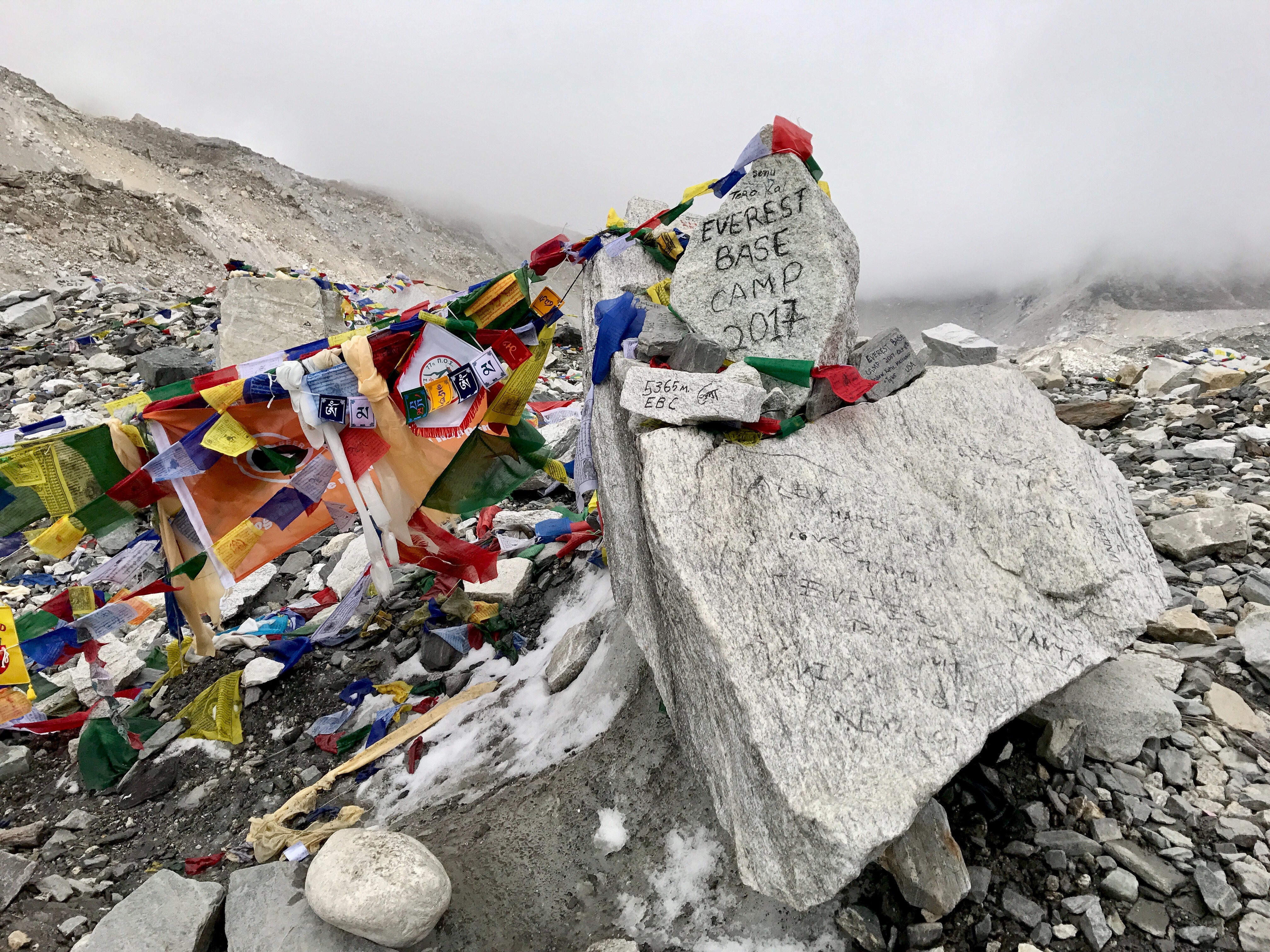Basura en el campamento base del Everest. Foto: Mari Partyka/Unsplash
