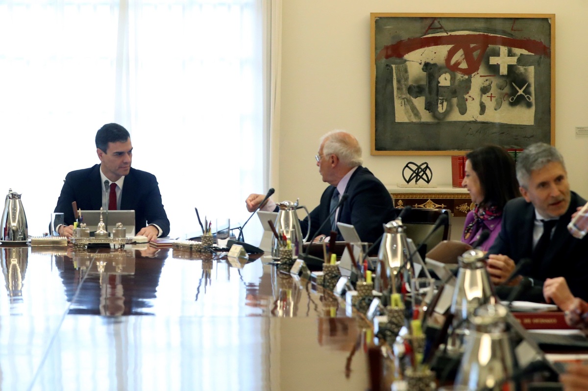 El jefe del Ejecutivo, Pedro Sánchez (i), preside un Consejo de Ministros. EFE/Archivo