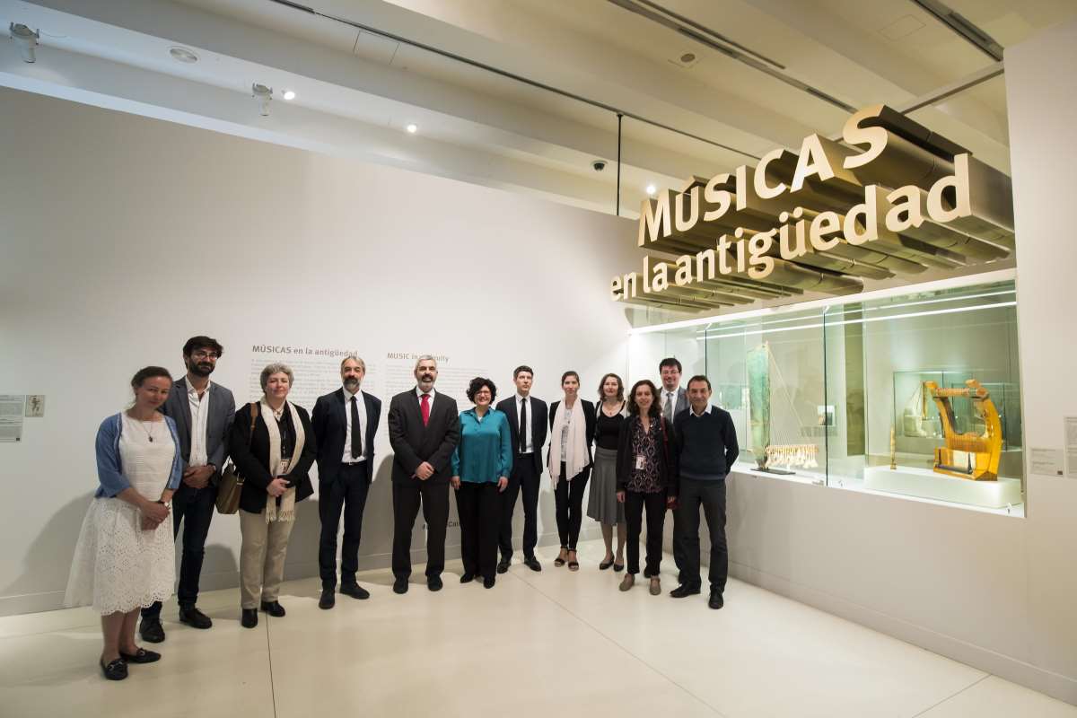 Los comisarios de la exposición "Músicas en la Antigüedad" posan junto a Ignasi Miró, el director del Área de Cultura de la Fundación Bancaria "la Caixa". (Foto facilitada por Obra Social "la Caixa")