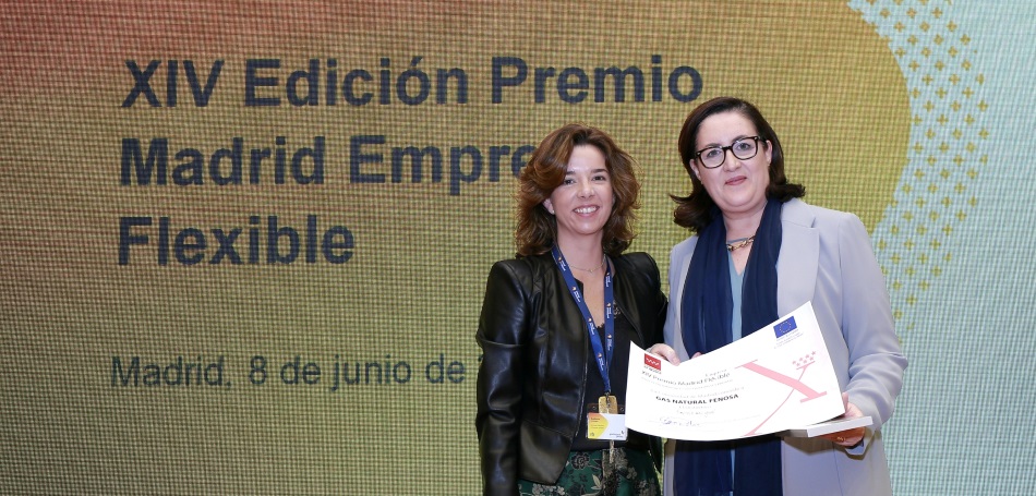 Cristina Escribano (d), responsable de Talento Corporativo, recoge el distintivo