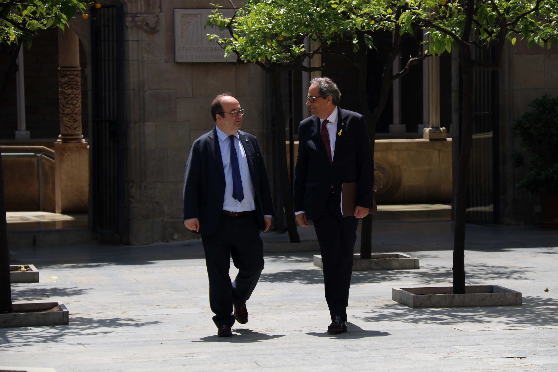 Miquel Iceta, lider del PSC, y Quim Torra, presidente de la Generalitat, en el Patio de los Naranjos del palacio de la Generalitat.