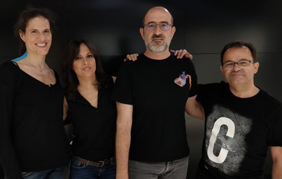 Mara Torres, vestida de negro en señal de protesta, junto a otros compañeros de RTVE. 
