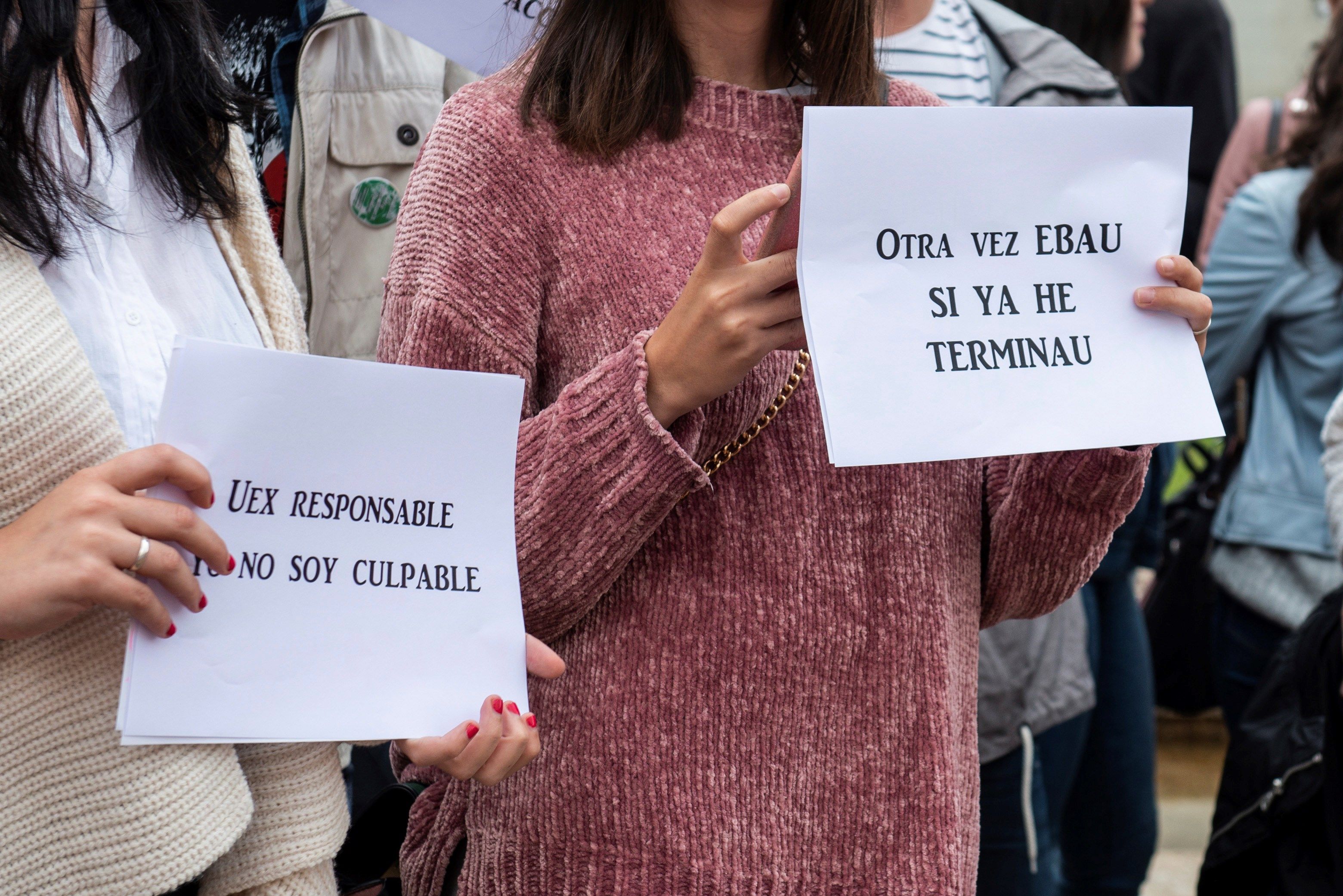Estudiantes de Bachillerato se manifiestan frente a la Facultad de Filosofía y Letras del Campus de Cáceres.