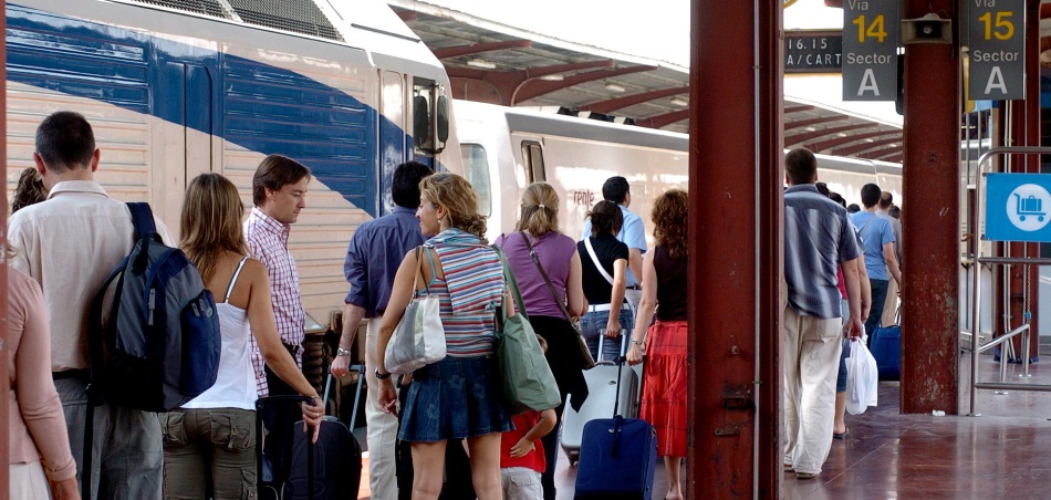 Viajeros esperan con su equipaje en uno de los andenes de la estación de Chamartín