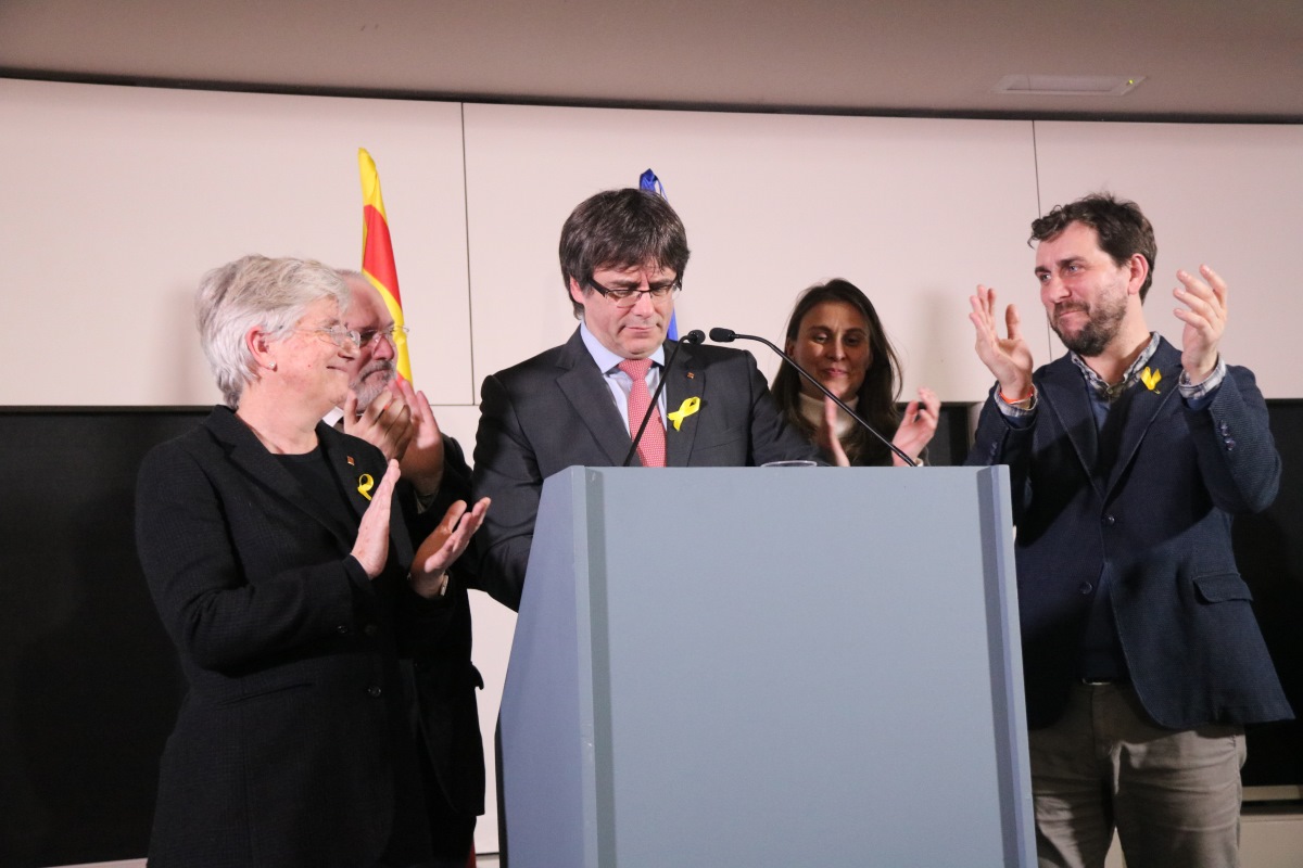 El presidente Carles Puigdemont, con los consejeros destituidos Toni Comín, Meritxell Serret, Lluís Puig y Clara Ponsatí en Bruselas