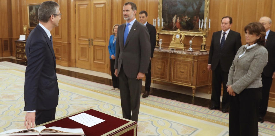 Pablo Hernández de Cos (i), el presidente del gobierno Pedro Sánchez (2d), el Rey Felipe VI (c), y la ministra de Justicia Dolores Delgado (d), durante la promesa del cargo