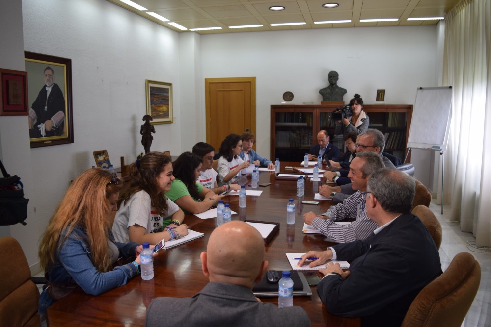 Representantes de los alumnos de Extremadura reunidos con la dirección de la Universidad