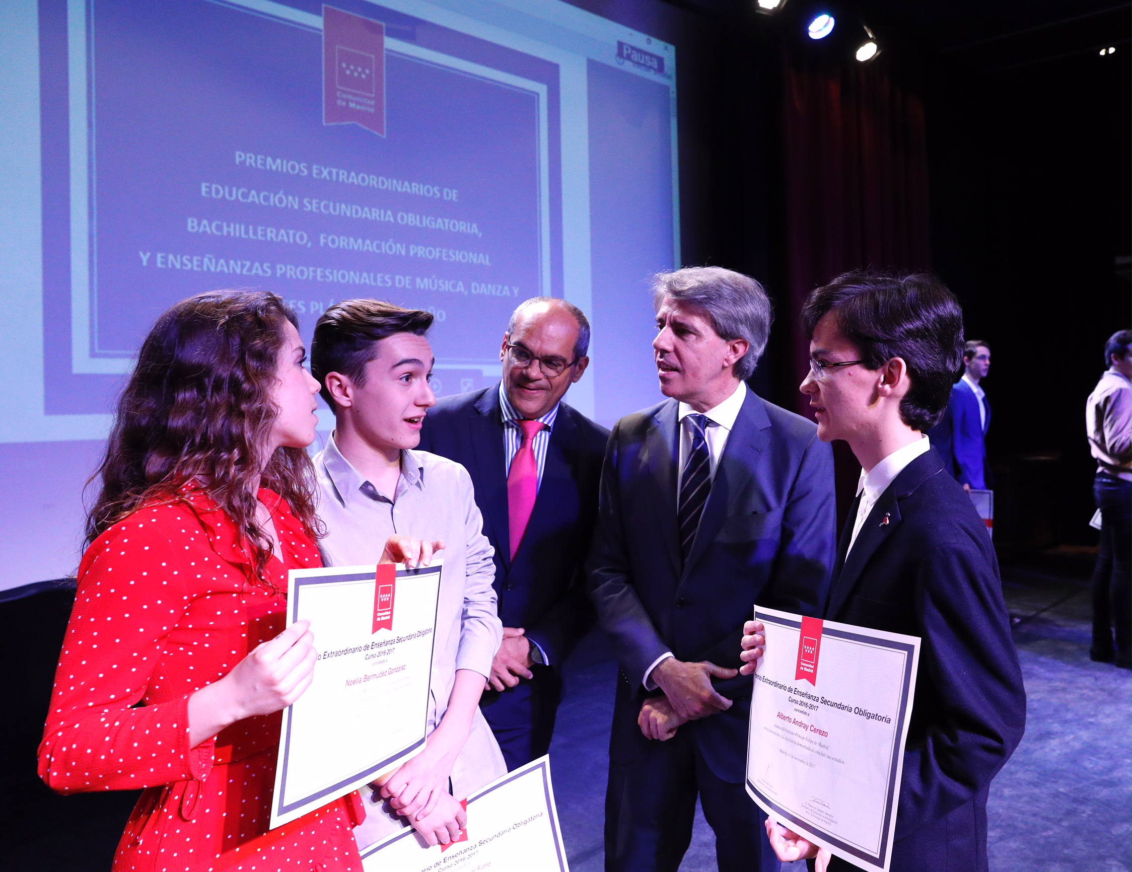 El presidente de la Comunidad de Madrid, Ángel Garrido, junto a algunos de los alumnos premiados con las Becas Excelencia.