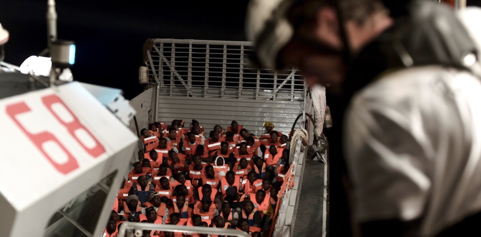 Fotografía facilitada por SOS Mediterranee del rescate en alta mar, en la madrugada del domingo 10 de junio, de parte de los 629 inmigrantes