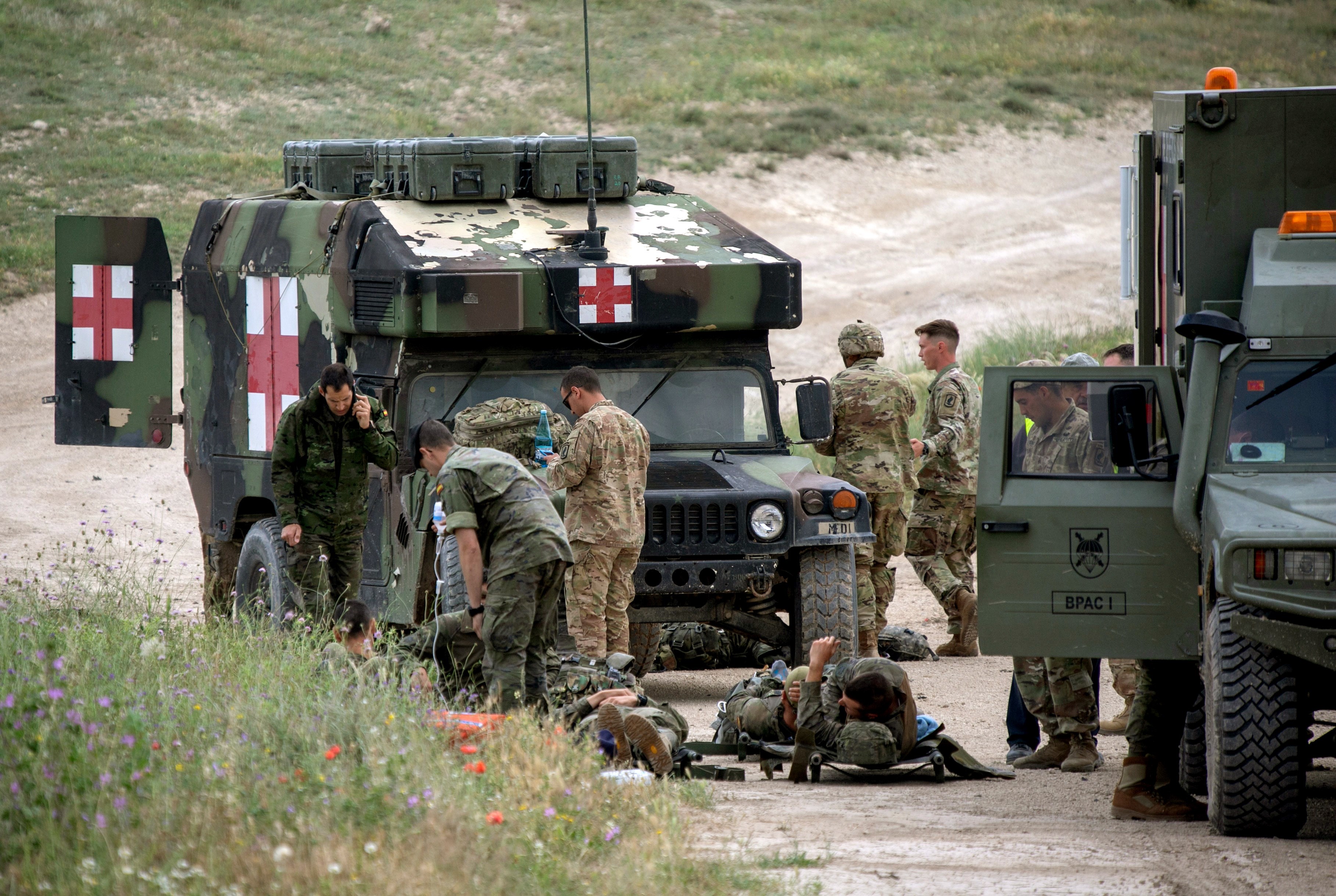 Sanitarios militares atienden a los paracaidistas heridos antes de trasladarlos al hospital