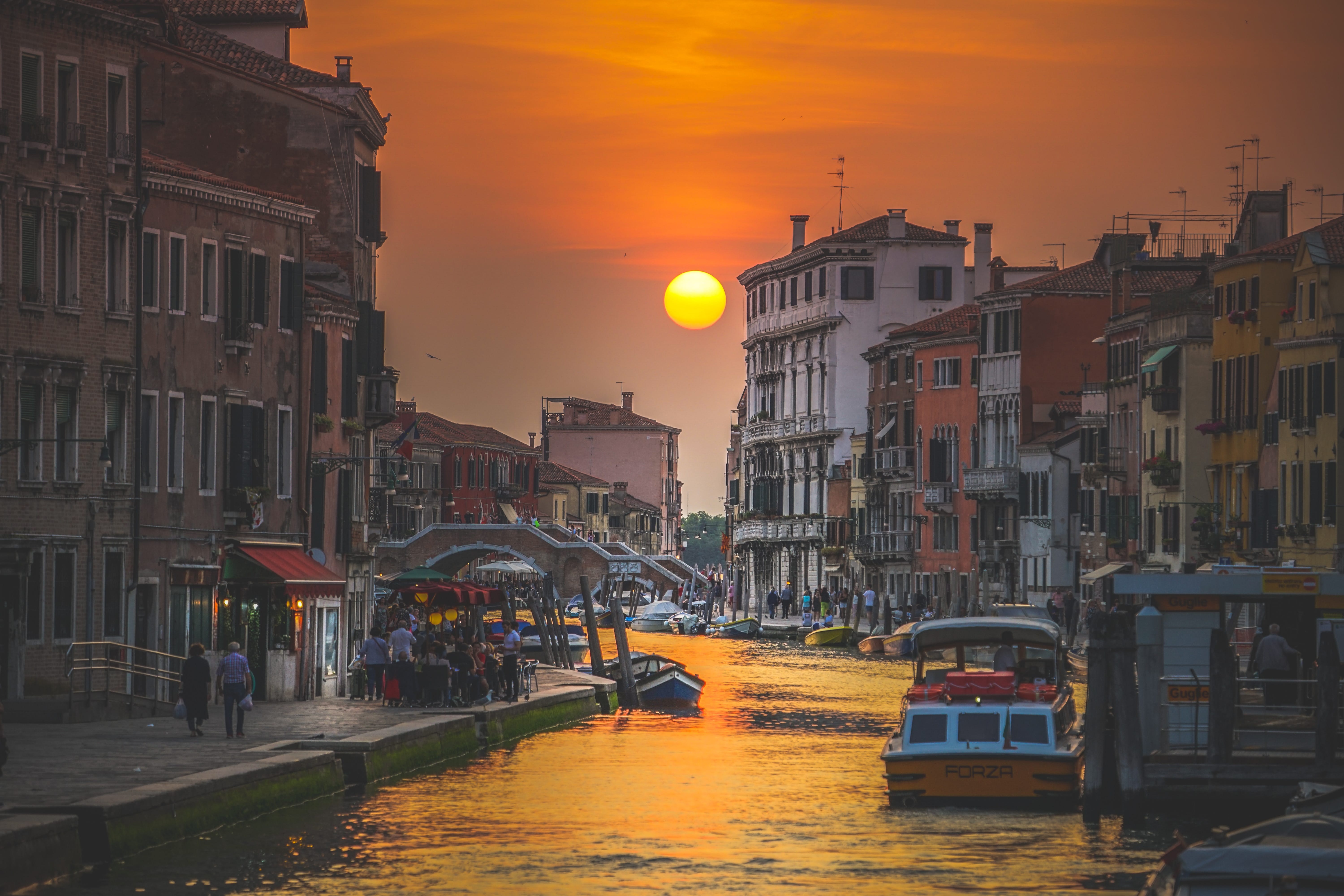 Atardecer en Venecia. Foto: Val Vesa/Unsplash