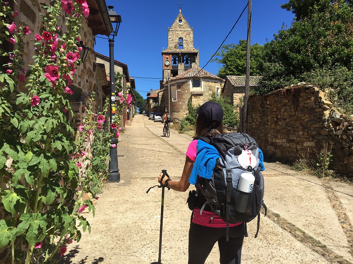 Una peregrina en pleno Camino de Santiago