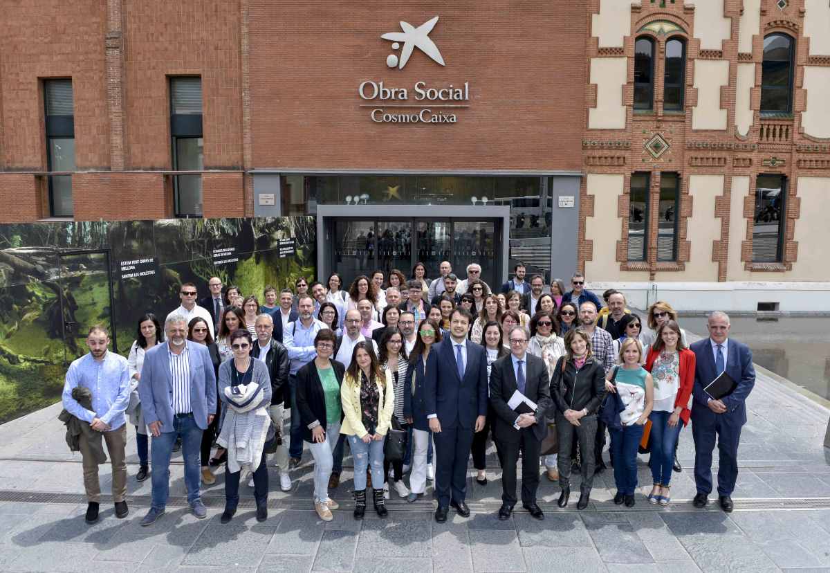 Foto de familia de las entidades Más Empleo con el subdirector general de la Fundación Bancaria "la Caixa"