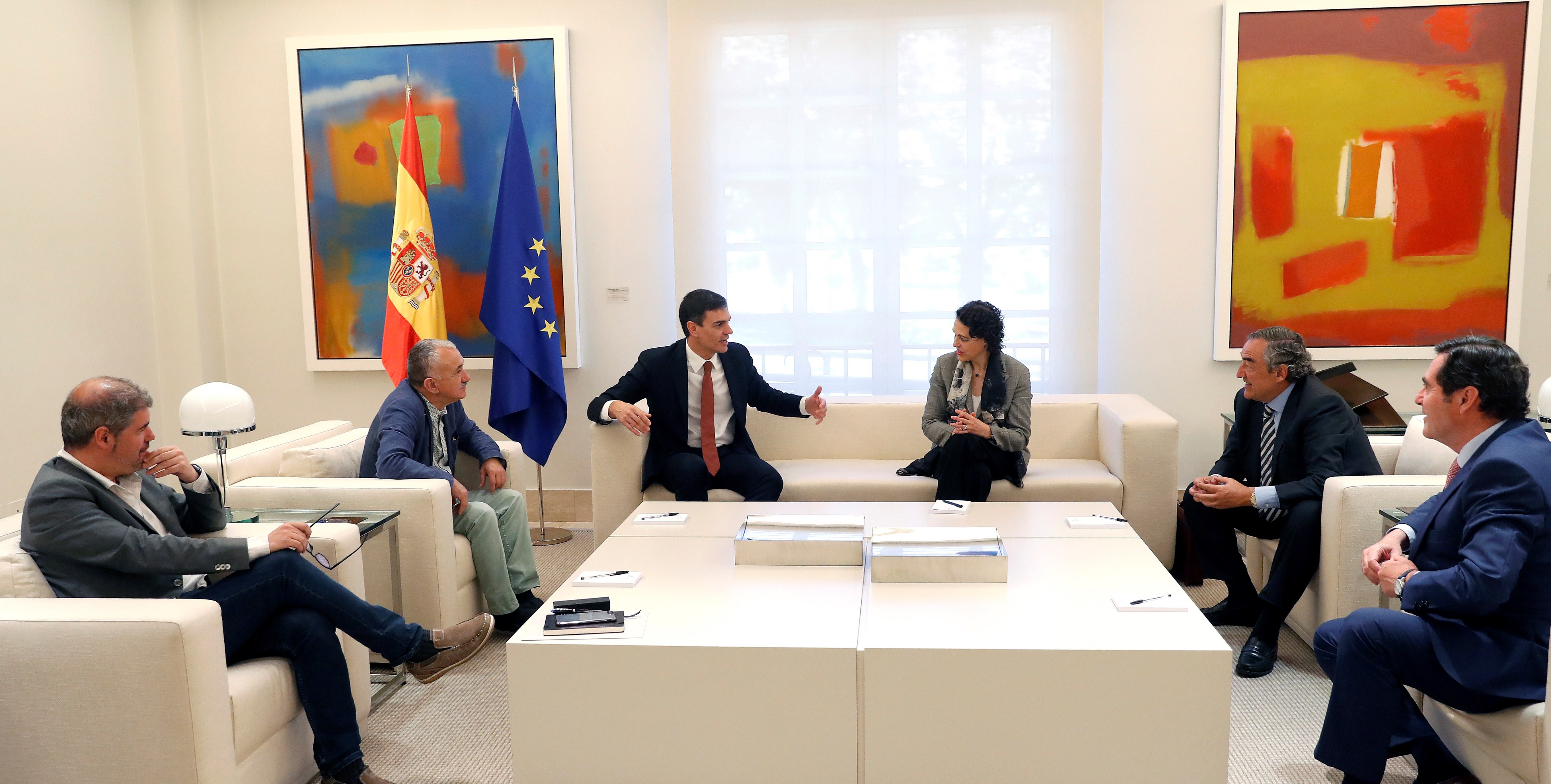 Pedro Sánchez y Magdalena Valerio junto al presidente de CEPYME, Antonio Garamendi, de la CEOE, y los líderes sindicales, Juan Rosell y Pepe Álvarez 