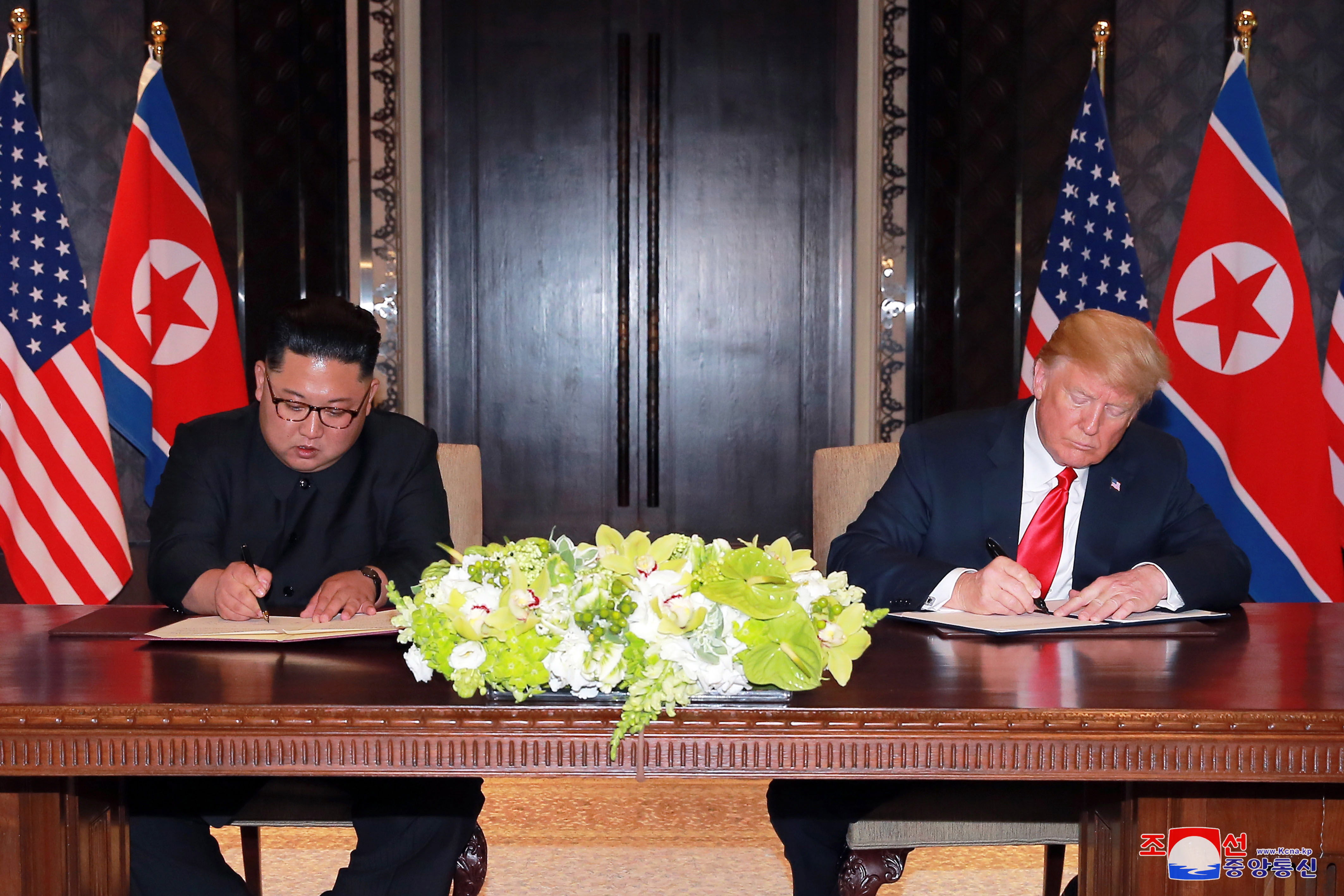 Kim-Jong Un (izquierda) y Donald Trump (derecha) en la cumbre celebrada en Singapur