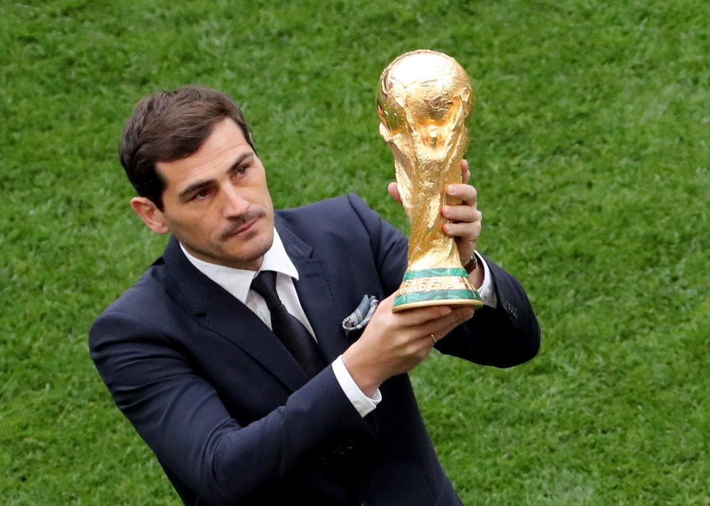 Iker Casillas mostrando la Copa del Mundo en la inauguración del Mundial de Rusia 2018