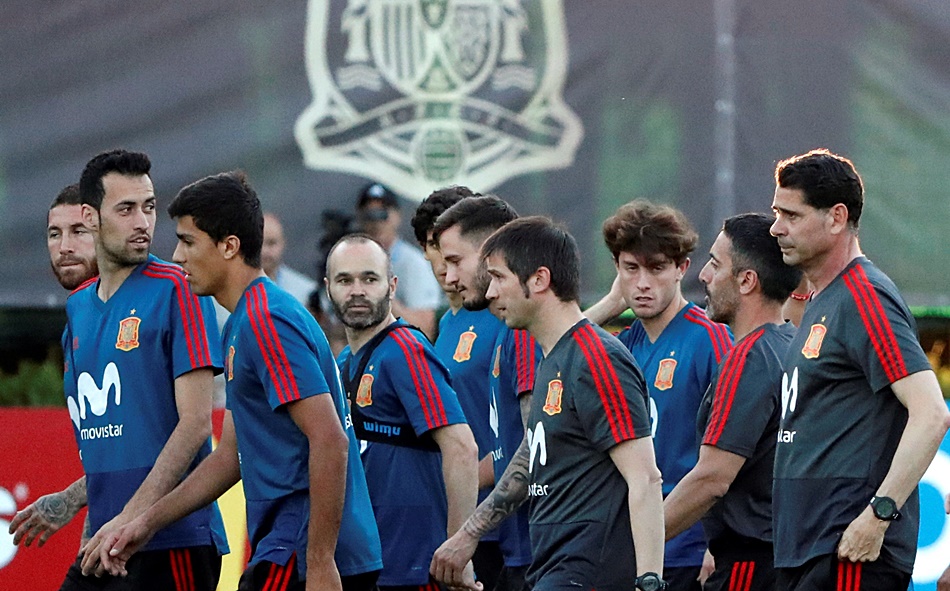La Selección Española durante una sesión de entrenamiento con el exseleccionador Fernando Hierro