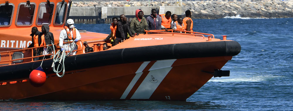 Barco de Salvamento Marítimo con inmigrantes rescatados a bordo.