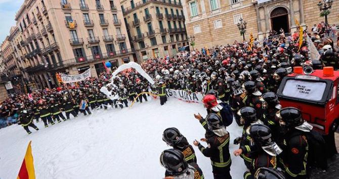 Manifestación de los Bomberos de Barcelona para mejorar su convenio laboral.