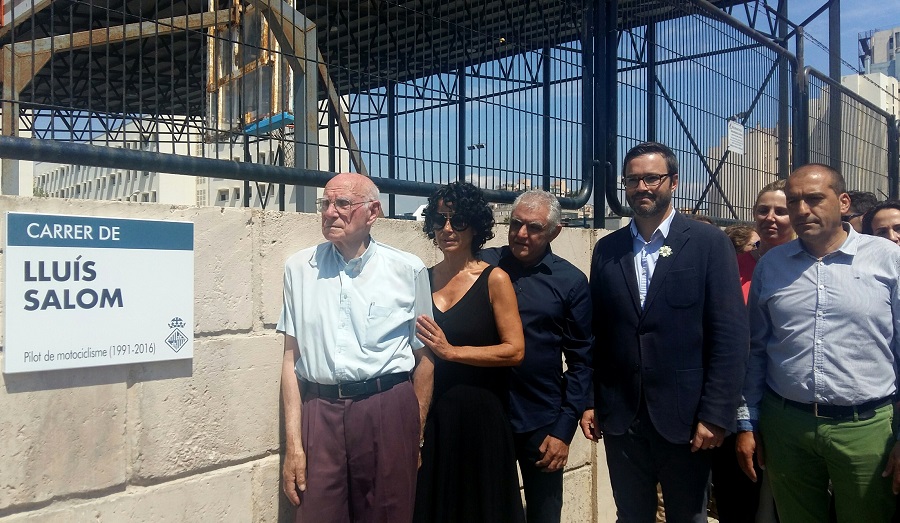 La familia de Lluis Salom junto con el alcalde de Palma, José Hila