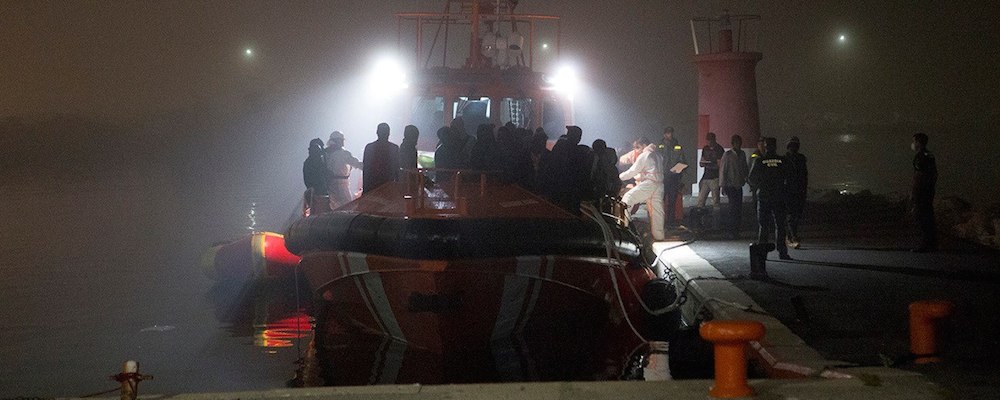 Un barco de Salvamento Marítimo llegando anoche al puerto de Motril con decenas de inmigrantes.