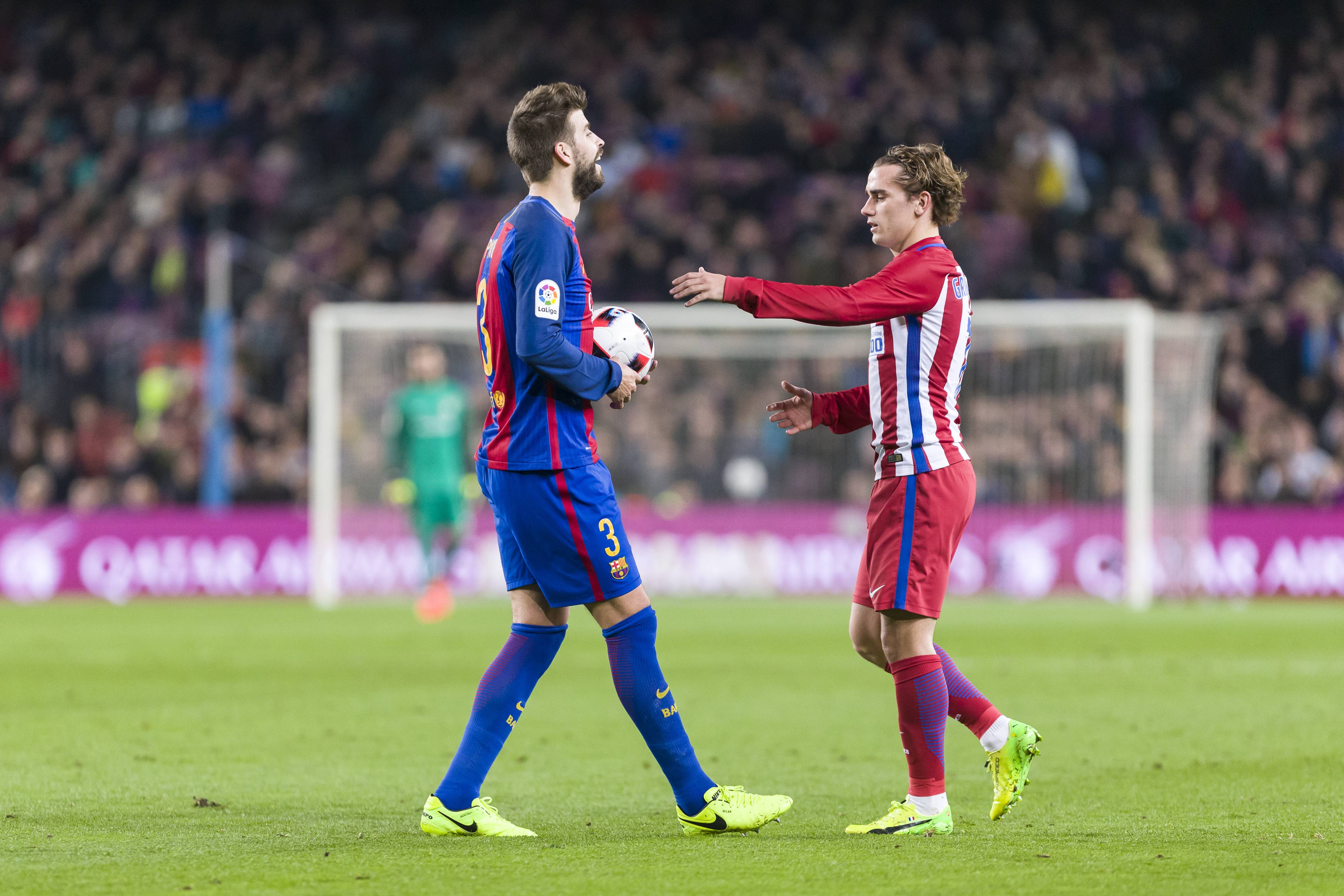 Piqué y Griezmann durante un partido de la Liga Santander