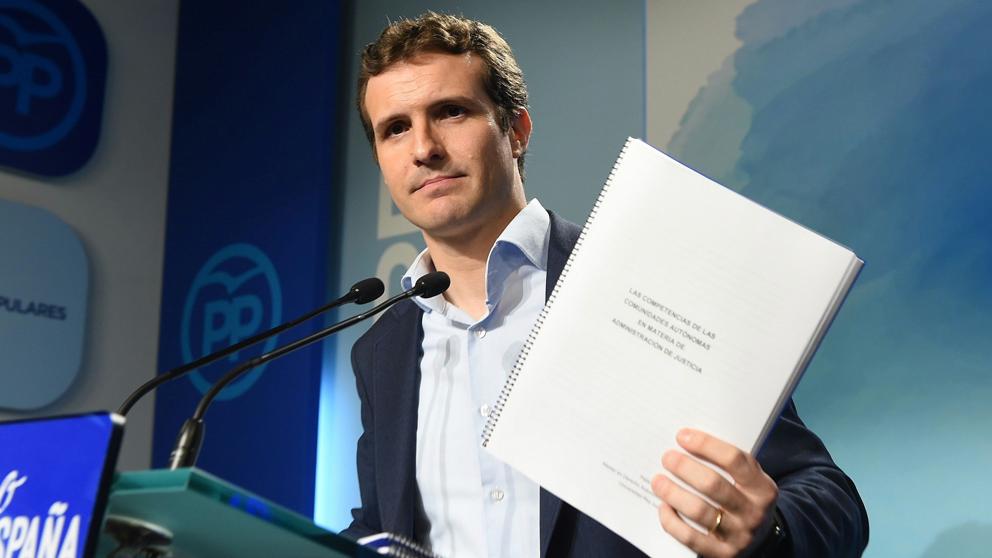 El presidente del PP, Pablo Casado, con supuestos documentos sobre su máster